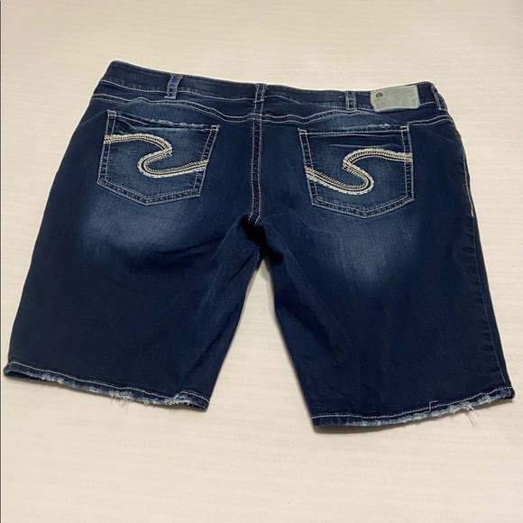 Silver Jeans Co. Suki Mid Rise Curvy Fit Bermuda Jean Shorts Size plus 22 x 11” - Picture 2 of 9